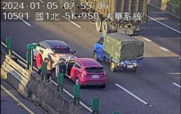 快訊/上班注意！國一南大華系統「2車追撞」　五堵交流道嚴重回堵
