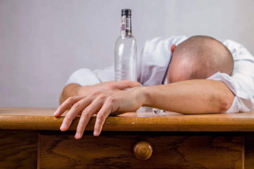 朋友酒局攤變命案！他倆幹架「5旬男」倒住處睡著　屋主家人：人死了