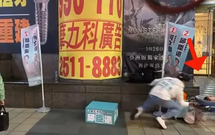影/邱臣遠飛撲接住倒下嬰兒車！雙膝跪地一度無法起身