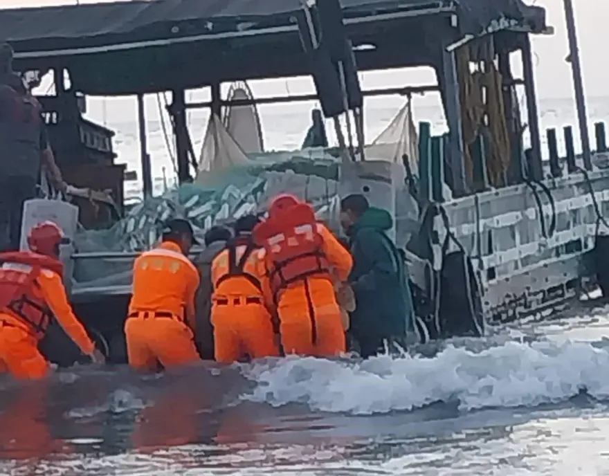 影/苗栗7旬翁出海追捕烏魚　疑絆倒墜海「卡漁網」溺斃…家屬痛哭不捨