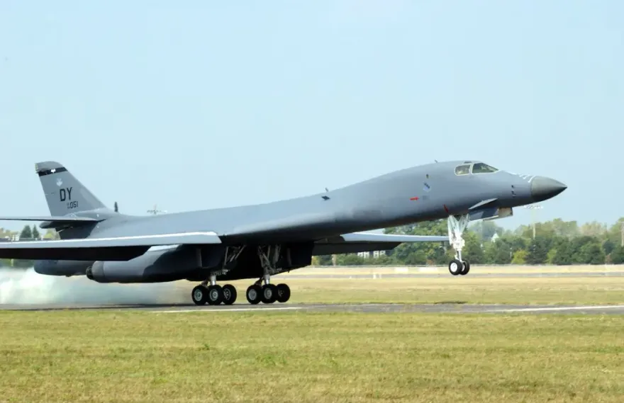 美軍B-1B轟炸機訓練途中驚傳墜毀！4飛官彈射逃生　空軍基地急關閉