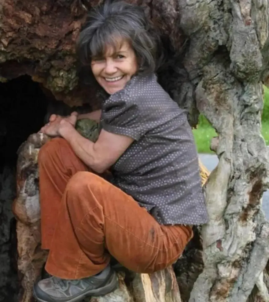 被猴子扶養長大！　英國「女泰山」自揭離奇身世