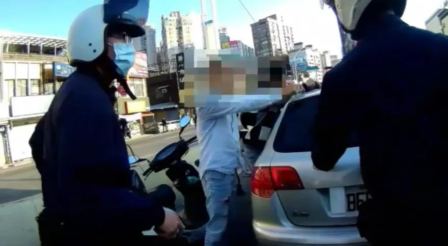 影/奧迪車拒撿開車加足油門逃逸　隔天困車陣車上3人被逮起出槍毒