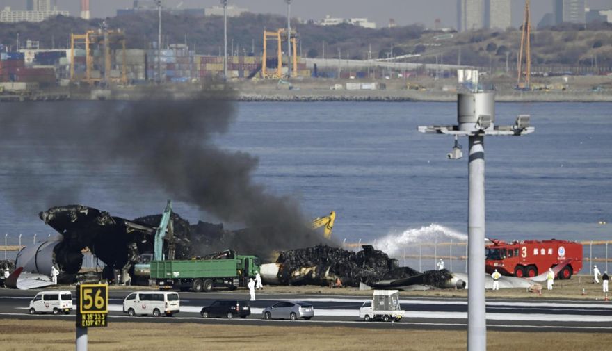影/日航客機殘骸開始清除！拆到一半「突起火冒黑煙」　消防車出動灌救