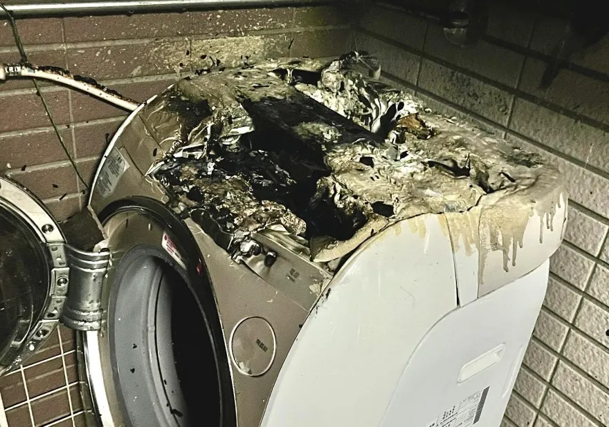 陽台沒燈突發奇想點蠟燭照明　不慎引燃洗衣機整台燒熔