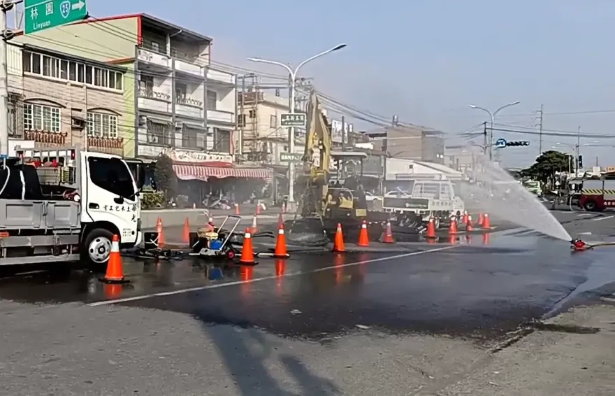 快訊/高雄大寮工地挖斷管線瓦斯外洩　消防員封鎖警戒