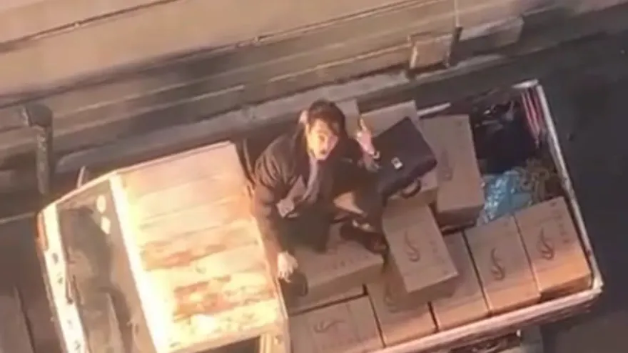 胡歌拍《繁花》傳意外！司機突加速「摔下卡車」驚悚畫面曝　網嚇喊：骨折怎辦