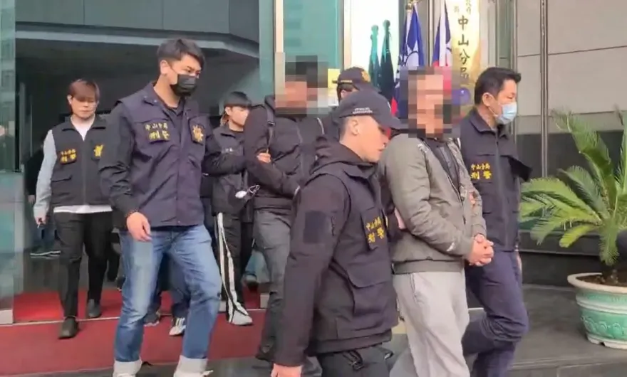 影/北市德州撲克協會辦賽事被砸場　10多人翻桌嗆「清場」警逮6人