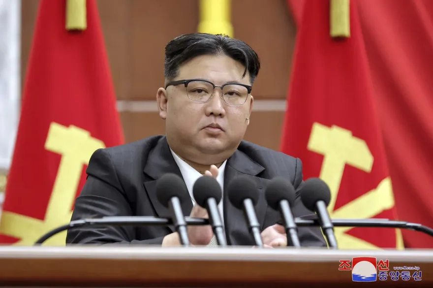 金正恩出席學校落成典禮　北韓官媒首曝光金氏家族三代肖像並列畫面