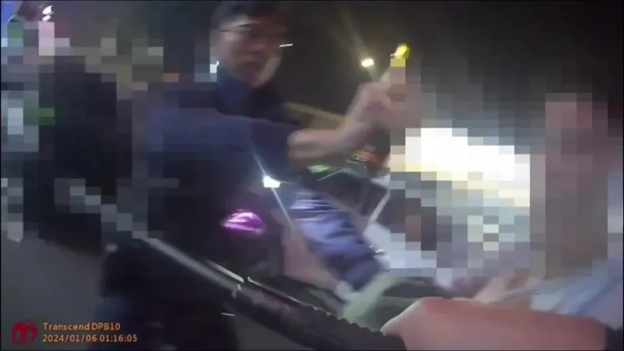 影/通緝毒蟲深夜違停被盤查　坐上警車還想逃…辣椒水一噴投降了