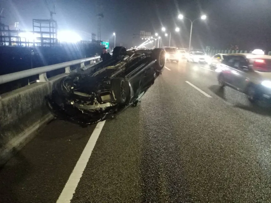影/台中黑色賓士自撞四輪朝天！前方豐田車慘遭殃　駕駛負傷自行脫困
