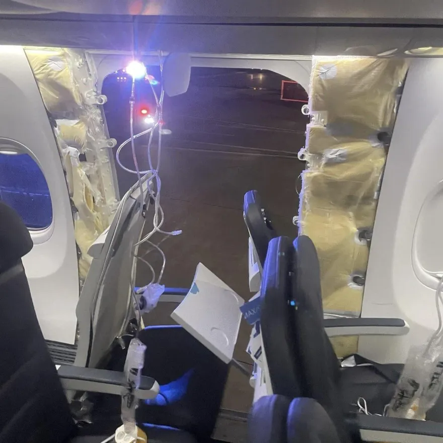 影/飛機16000英尺高空中窗板竟被吹走　機身破大洞驚險畫面曝