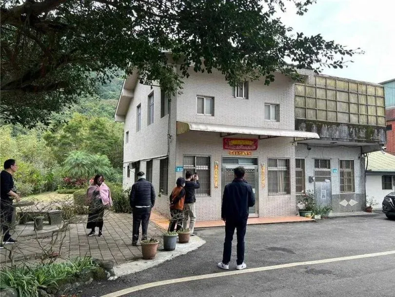 賴皮寮「國安撤哨」倒楣到「警察站崗」！金山分局：非屬特勤