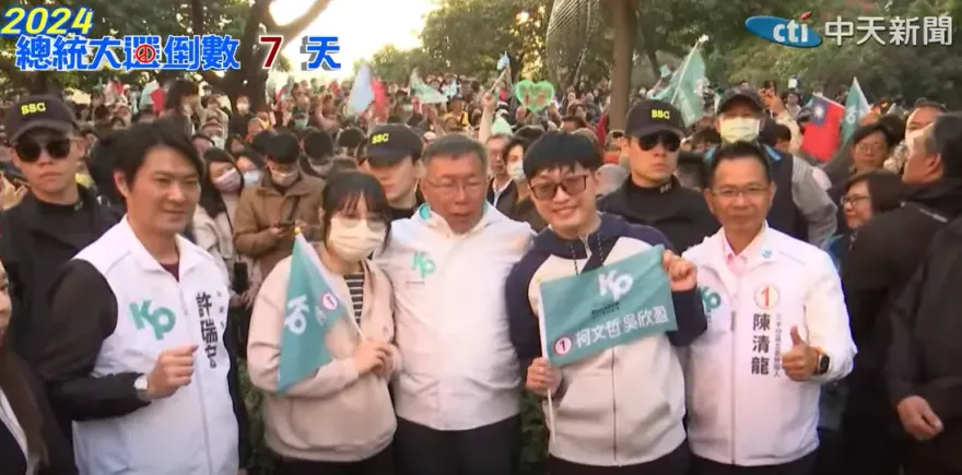 柯文哲台中車掃搶票　粉絲搶合照塞爆市民廣場