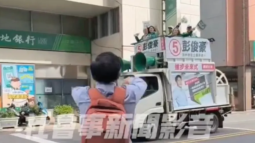 影/蕭美琴車隊掃街被「比倒讚」！汽機車綠燈被阻5分鐘喇叭狂按　中壢警道歉了