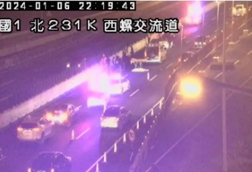 快訊/國1北上230.9K西螺交流道嚴重事故！轎車翻覆1人噴出車道蓋白布