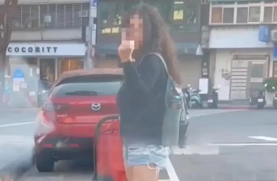 影/最壞示範！推嬰兒車「人肉佔車位」遭趕　超兇辣腿人妻惱羞比中指駕駛要告