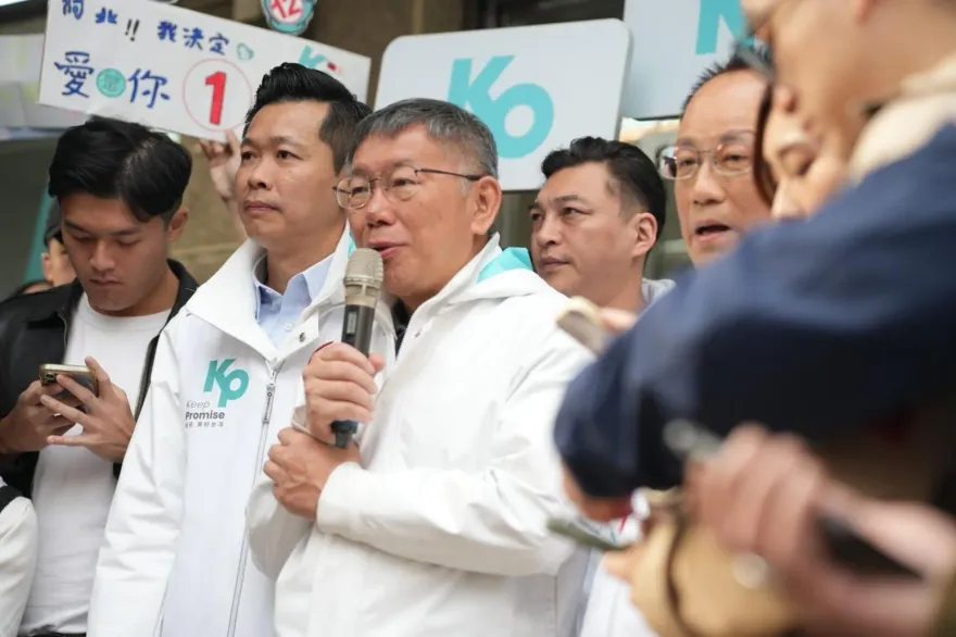 影/台中造勢遇民眾帶鎮暴槍　柯文哲喊「相信專業」