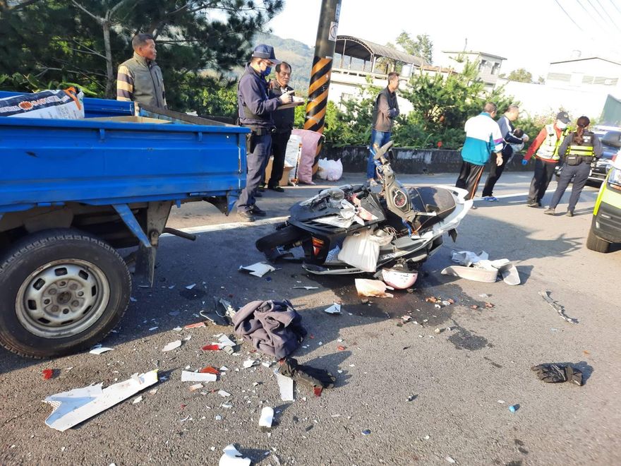 影/逆光惹禍！貨車突降速　18歲媽騎車「胸前背嬰」撞上、1歲兒頭挫傷