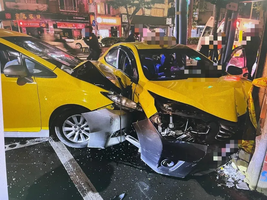影/迴轉擊中！北市信義區2輛小黃夜半「吃飯傢伙」撞壞　乘客幸無恙