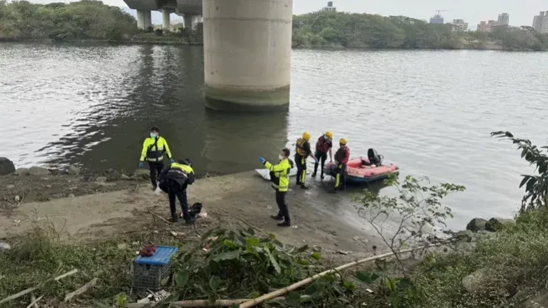 快訊/嚇死！板橋大漢溪驚見「男屍漂浮」　警消打撈上岸釐清身分