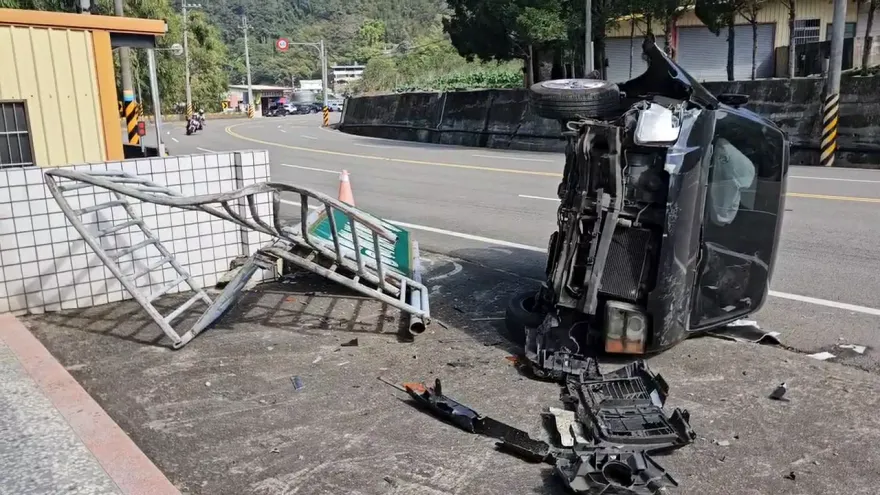 快訊/吃感冒藥上路！台3獅潭段女自撞招牌翻車　還打破民宅玻璃