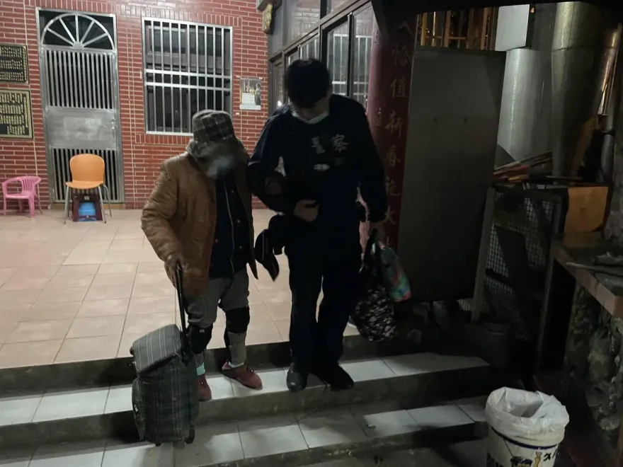 影/85歲失智嬤「低溫15度」土地公廟流浪「探兒監」　桃警一查兒子未入獄