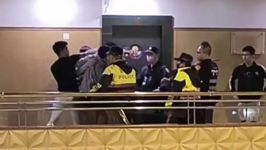嘉義KTV大亂鬥！同包廂歡唱酒後失控、連女生都打　警噴辣椒壓制帶回3人