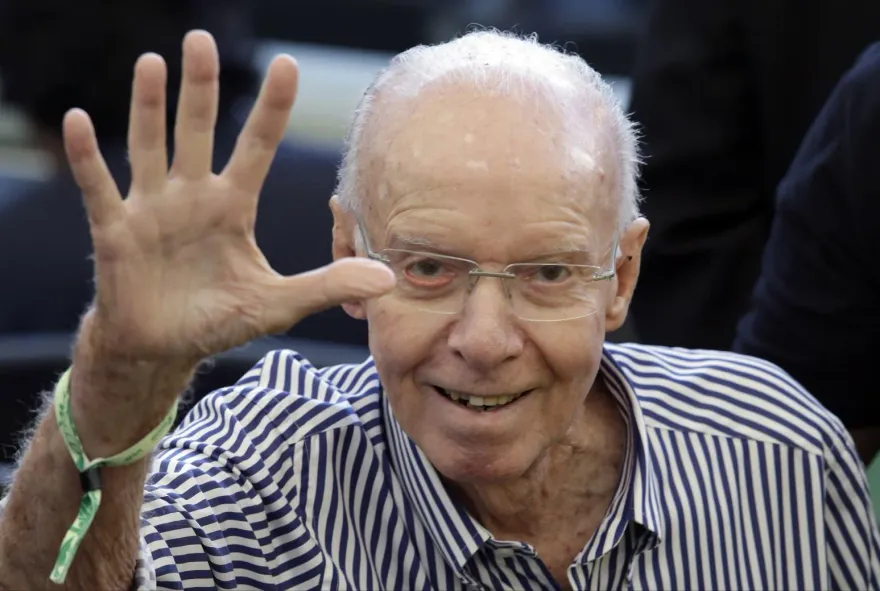 影/4奪世界盃冠軍！巴西球傳奇「老狼」多重器官衰竭過世　享壽92歲