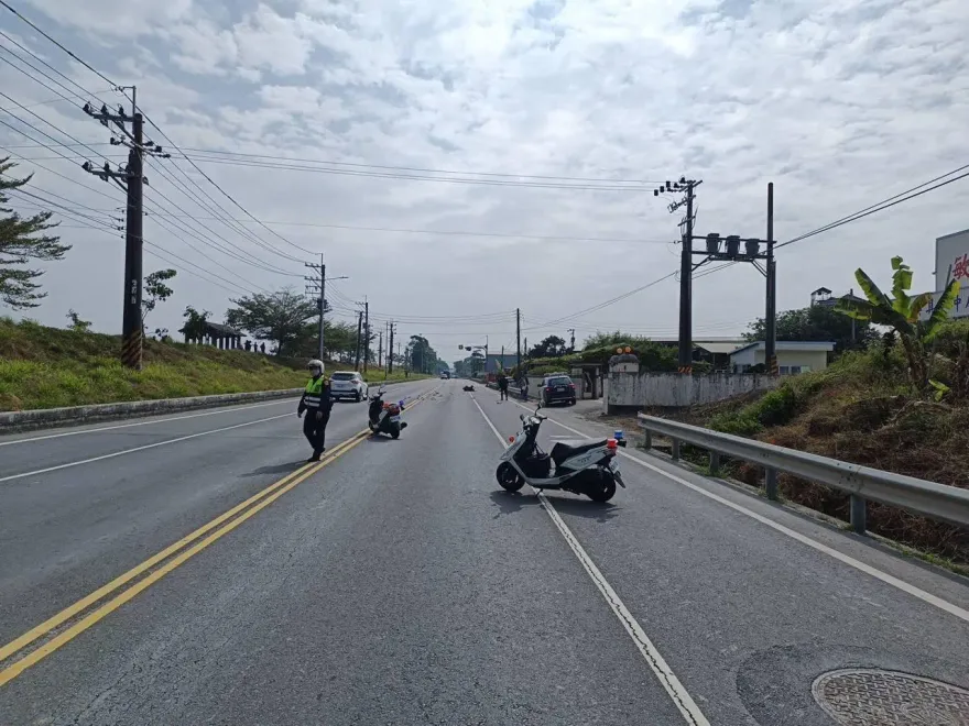 快訊/大寮機車「詭異」跨黃線撞車變廢鐵、30歲男搶救不治