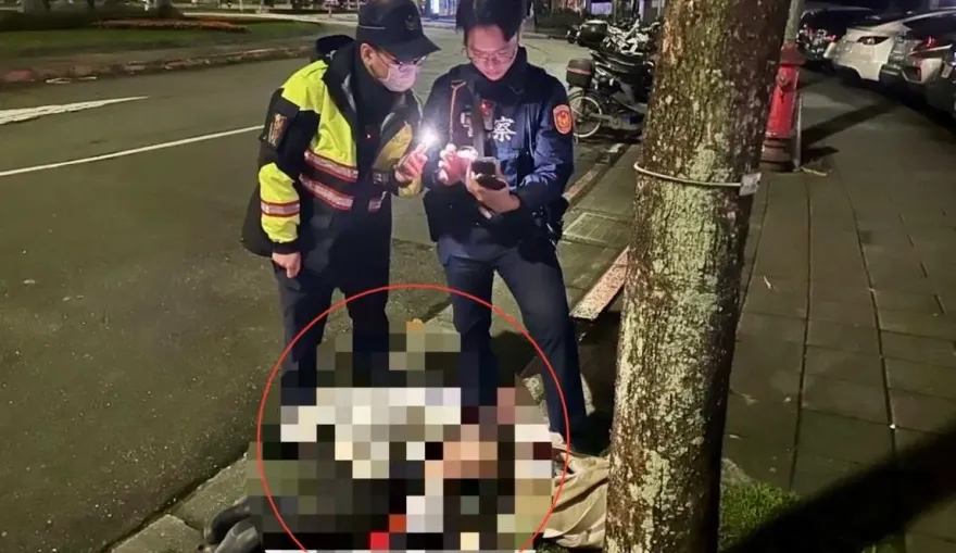 影/北市妙齡女喝太多嘔吐路倒　躺馬路叫不醒警助她回家