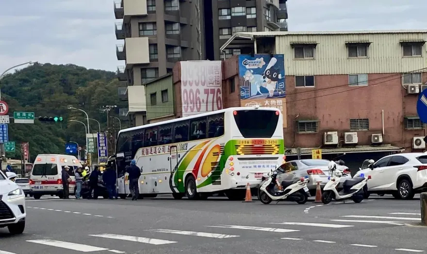 快訊/汐止大同路連環車禍塞爆　遊覽車撞自小客後車又追撞