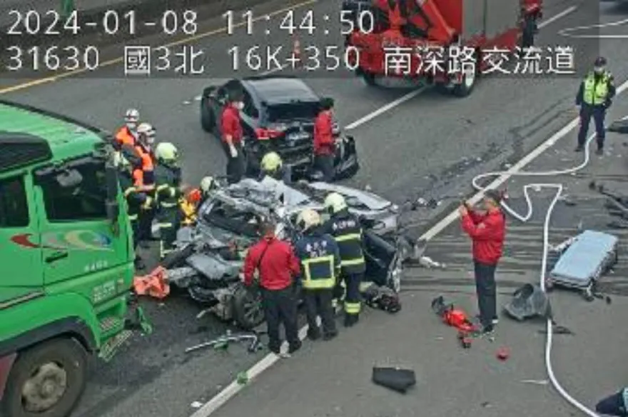 快訊/國3南深路交流道「1大4小車擠壓」　25歲男夾死、車體變廢鐵