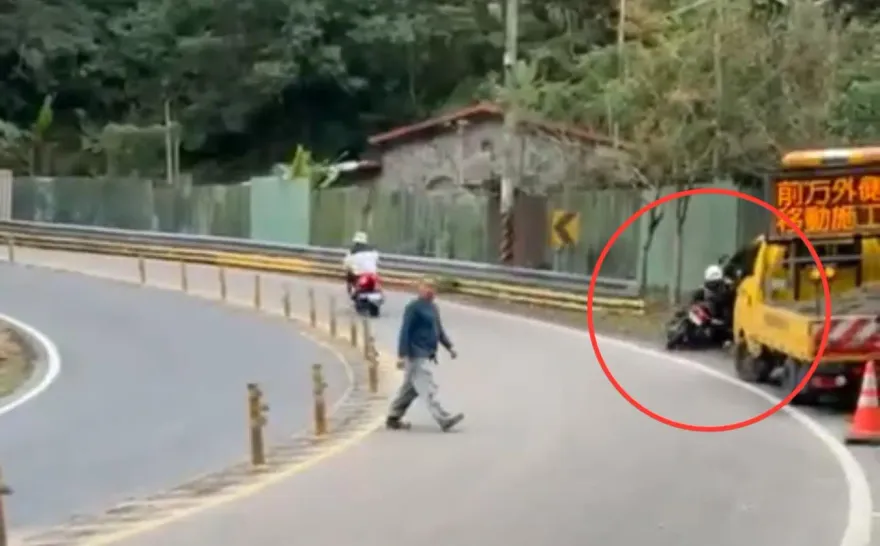 影/撞擊瞬間曝！山道猴北宜公路彎道失控　賓士休旅車無辜遭撞斷耳