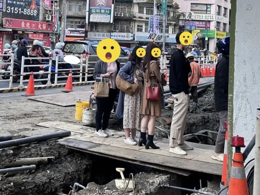 這麼好喝？「工地壕溝」鋼板橋排隊買手搖飲　網嘆：另類工安危機