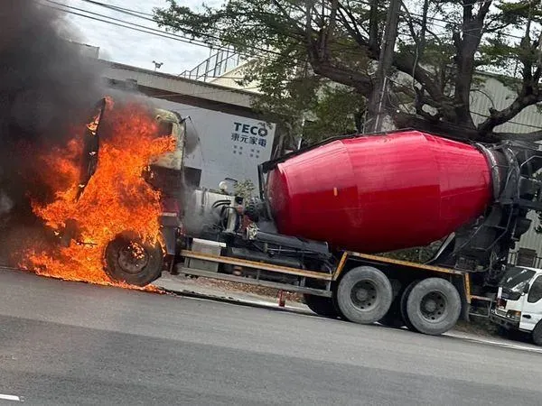快訊/整個車頭陷火海！高雄仁武街頭驚見水泥車突燃燒 　駕駛急逃生