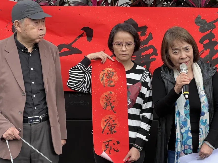 影/抗議「修改108課綱」！車隊繞行教育部鳴放喇叭⋯ 區桂芝要「經濟學人」道歉