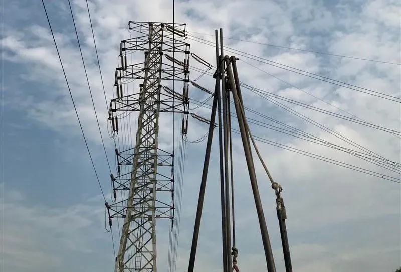 快訊/小港國7地質鑽探「長管碰到高壓電」！台電30歲男員工手臉燒燙傷