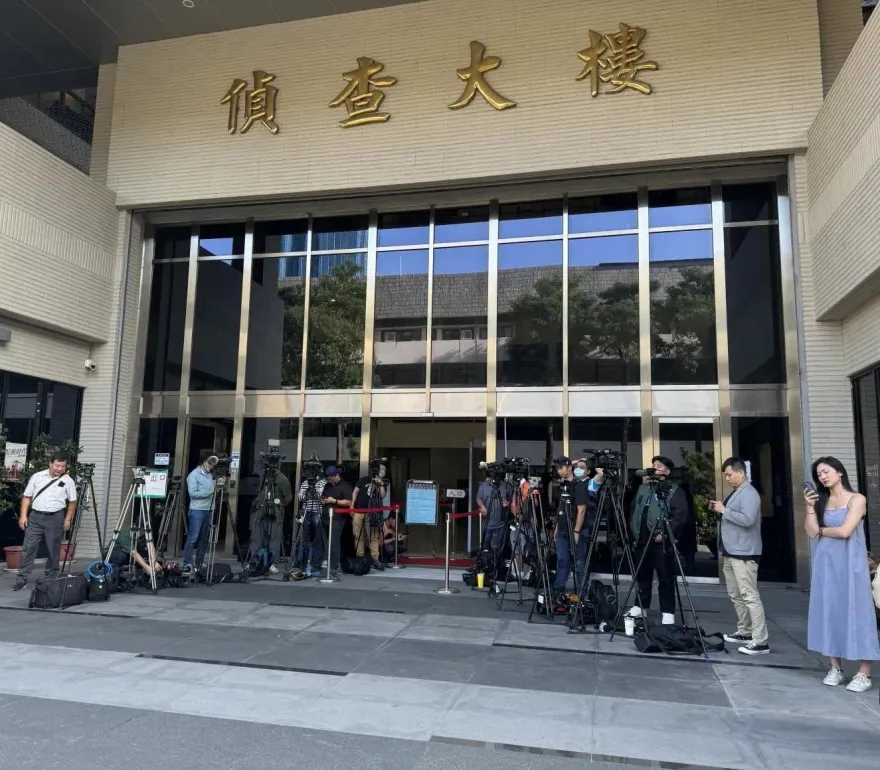 快訊/一個一個抓！雙北警涉收錢開假罰單案　2員警被帶回「深夜聲押1人」