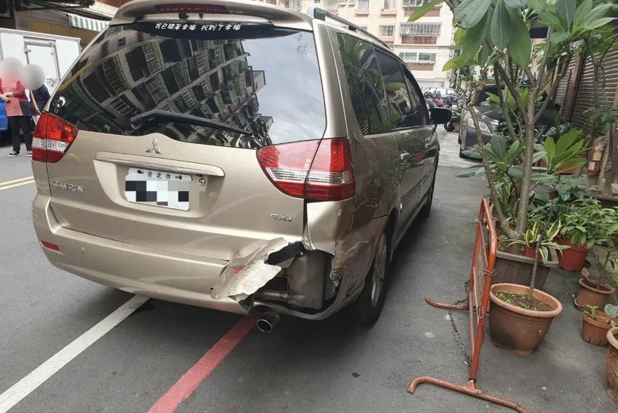 快訊/新北警辦詐騙案面交埋伏　車手拒捕開車衝撞1人遭逮1人逃逸