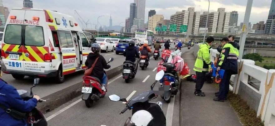 影/疑未保持車距追尾！三重忠孝橋3機車撞成一團　3輕傷