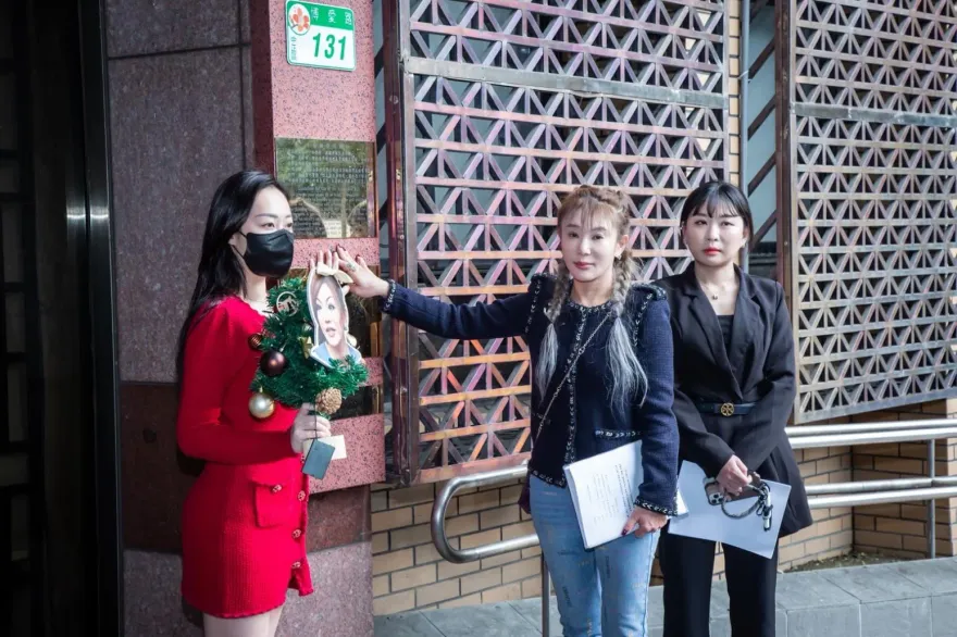 李珍妮飯局找碴挨諷像耶誕樹　怒嗆名媛、前主播「做雞的」挨告