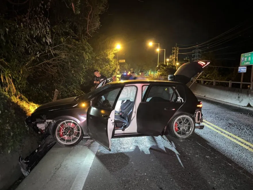 影/深夜台九線跑山　超車不成自撞山壁2人送醫