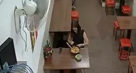 影/高雄驚見「髮菜姊」！拔頭髮加青菜嗆小吃店家　老闆當場打臉「有拍到喔」