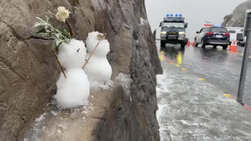 影/合歡山下冰霰了！道路結冰需掛雪鏈　遊客衝上山「發抖」堆雪人