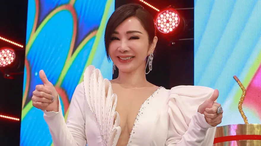 白家綺、DJ Soda驚喜合作性感舞蹈！　陳美鳳深V訂製禮服「上下全看光」辣曬美胸