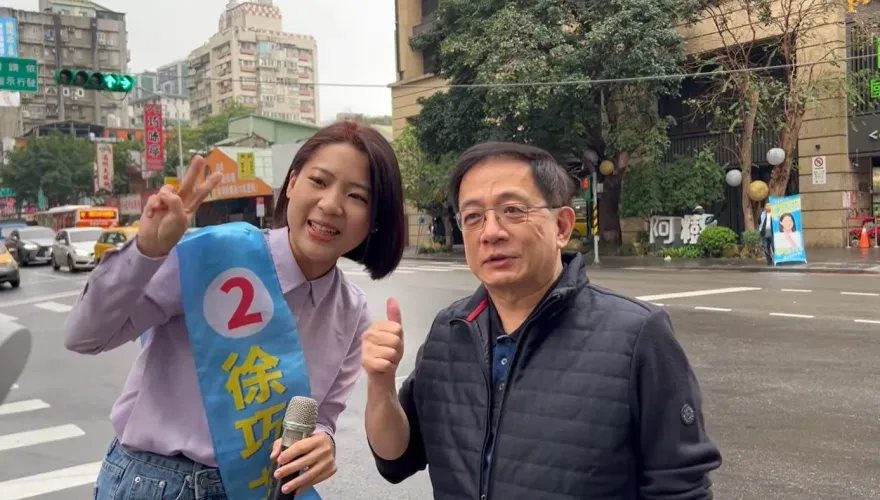 徐巧芯路口拜票遇神秘嘉賓　管中閔送琥珀酥幫拉票「超暖芯」