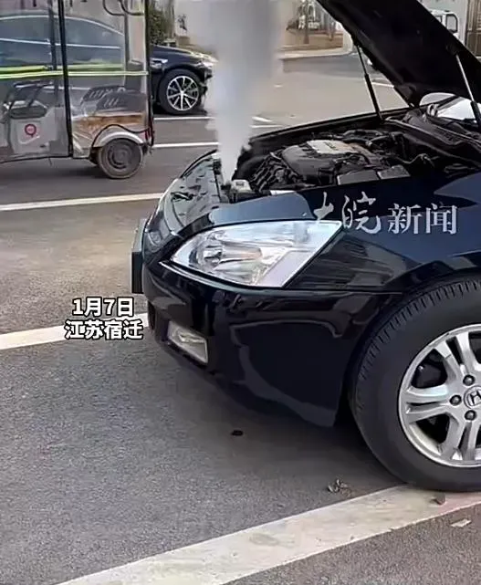 影/領證後第一次上路就「踩爆水箱」狂冒煙　菜鳥駕駛自嘲：感覺像開蒸氣車