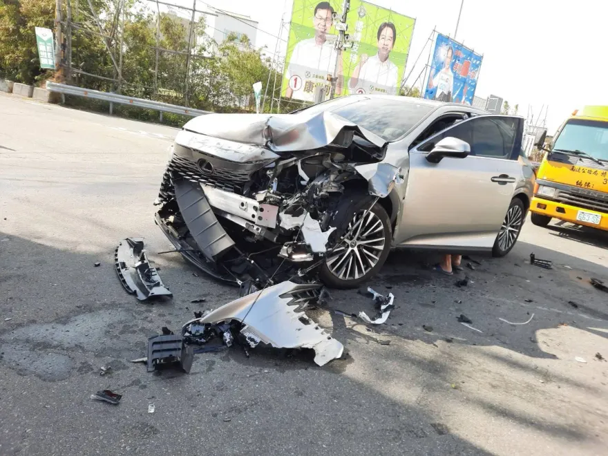 影/苗栗休旅車右轉撞小貨車！重心不穩傾斜、差點翻覆