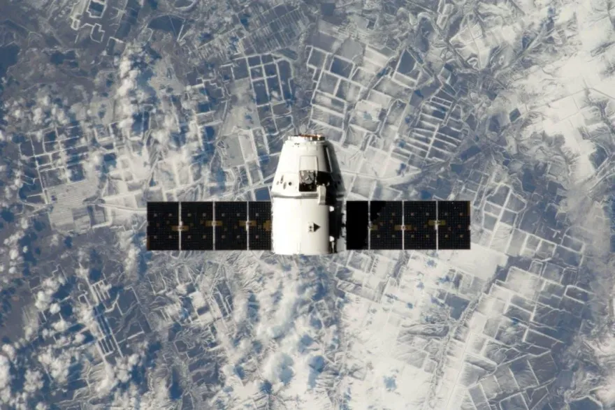 影/6秒驚人影片曝！高雄民眾捕捉疑大陸發射衛星　高速劃破南部天空